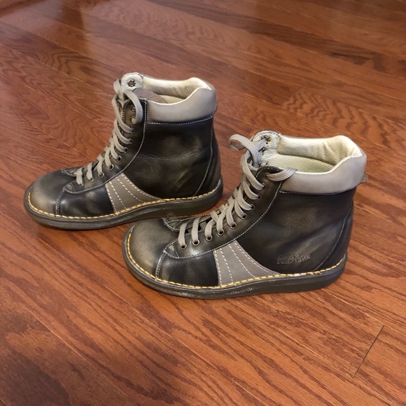 Dr. Martin Pebble Ankle Boots, Size 7. Like new. - Picture 2 of 10